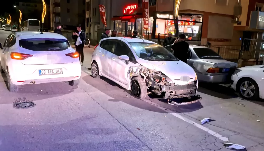 Aksaray’da alkollü 3 araca çarparak durdu 1 yaralı 