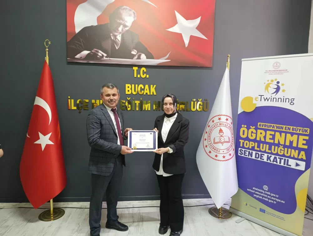 Bucak'ta Başarılı Öğretmenlere Belgeleri Verildi