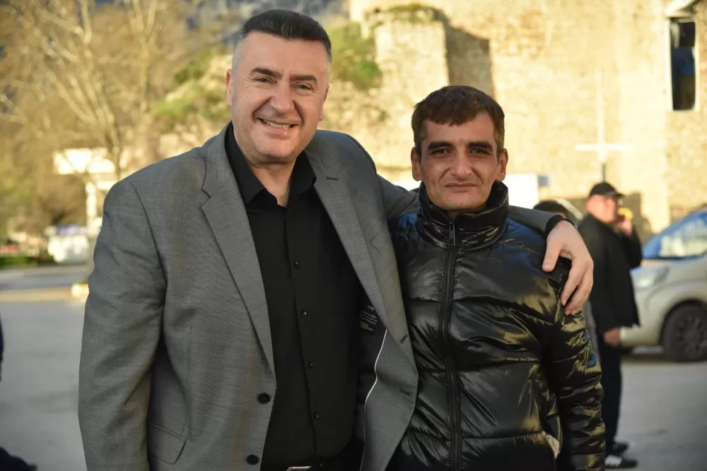 Bucaklı çiftçiler Konya Yolunda Eğirdir'de mola verdi! Başkan Özer sofrasını üreticiye açtı