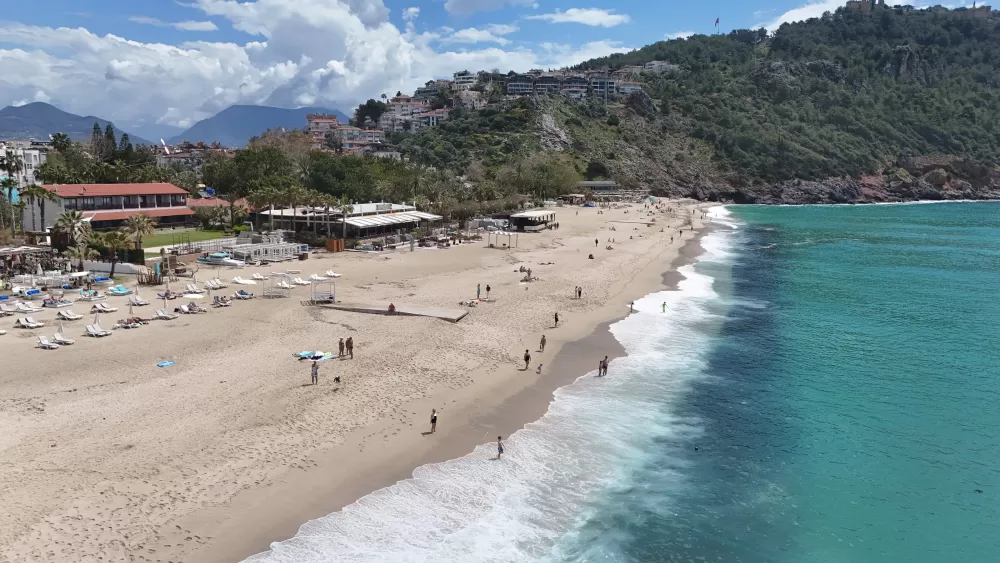 Alanya'da bahar havası! Hava sıcaklığı 21 dereceye çıktı, turistler sahile akın etti