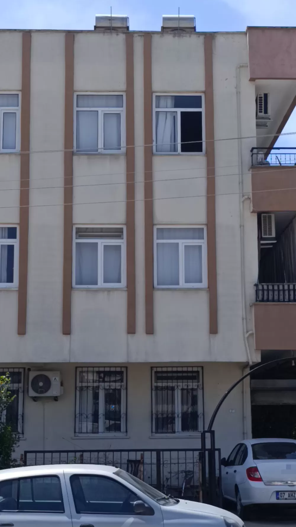 Antalya'da küçük çocuk ikinci kattan düştü, olayı kırıklarla atlattı