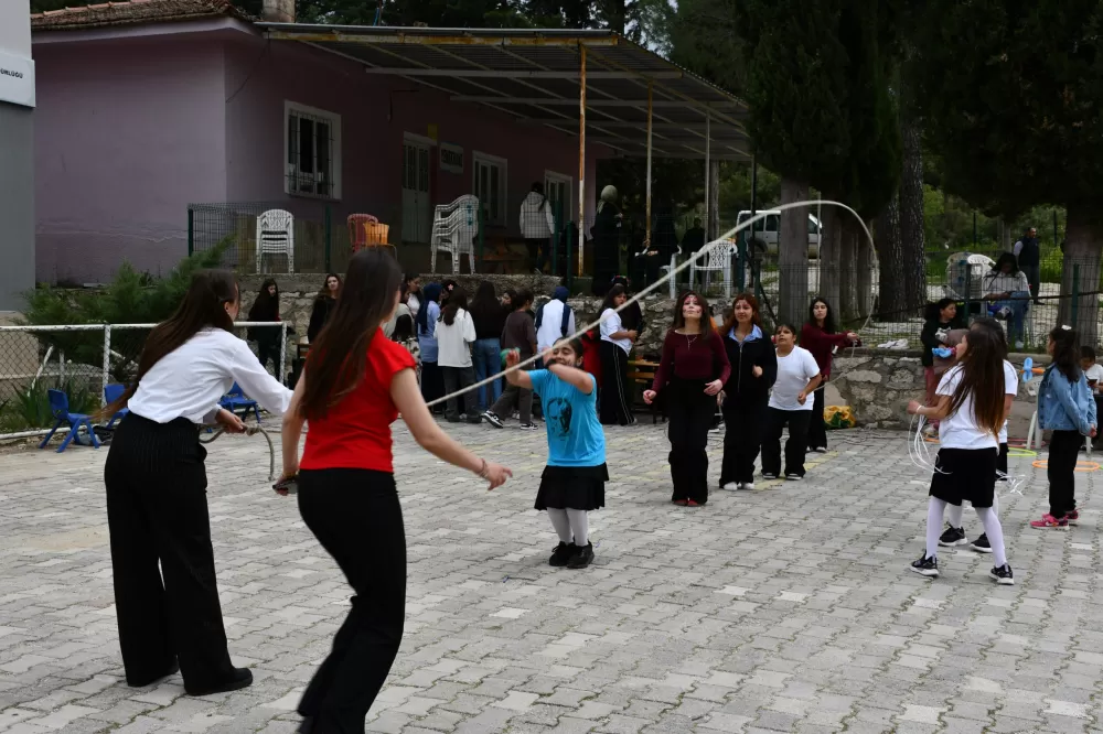 HTMYO’lu Öğrencilerden Elsazı Köyü’nde 23 Nisan Çıkarması