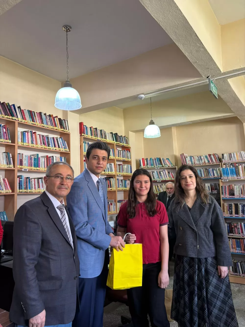 Kaymakam İbrahim Cem Deveci Kütüphaneler Haftası etkinliğinde kitap okudu