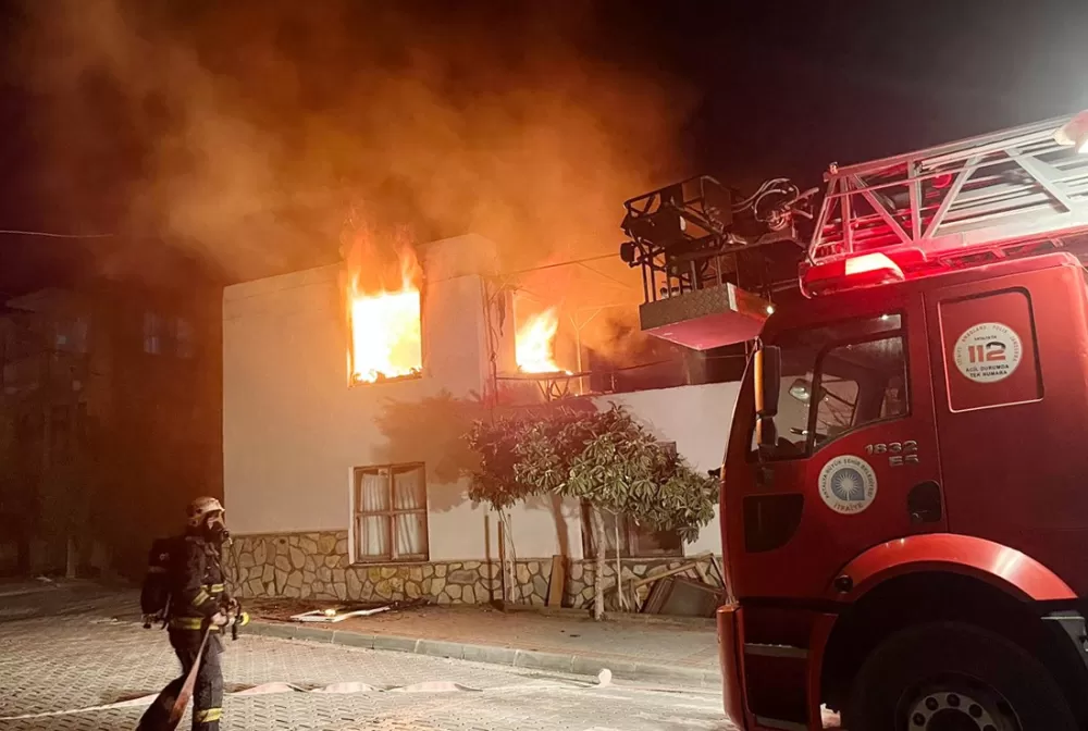 Antalya'da yangında ev kül oldu Kur'an-ı Kerim zarar görmedi