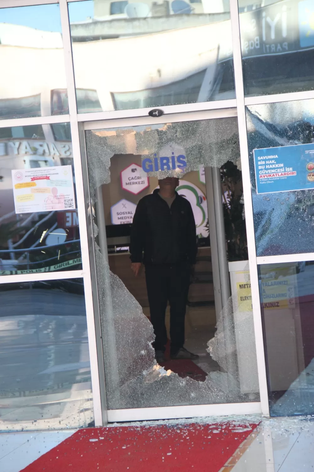 Antalya'da elindeki pompalı tüfekle belediye binasına ateş açtı