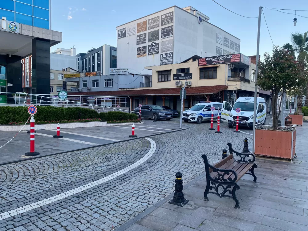 Antalya'da elindeki pompalı tüfekle belediye binasına ateş açtı