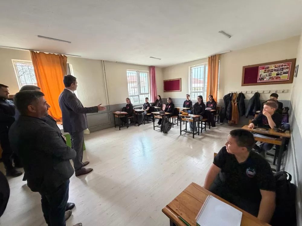 Kaymakam Kuruca Susuz ilk ve ortaokulunu ziyaret ederek öğrencilerle buluştu