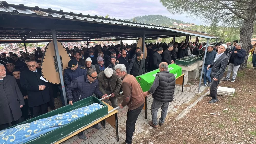 Bucak'taki kazada hayatını kaybeden tarım işçileri toprağa verildi