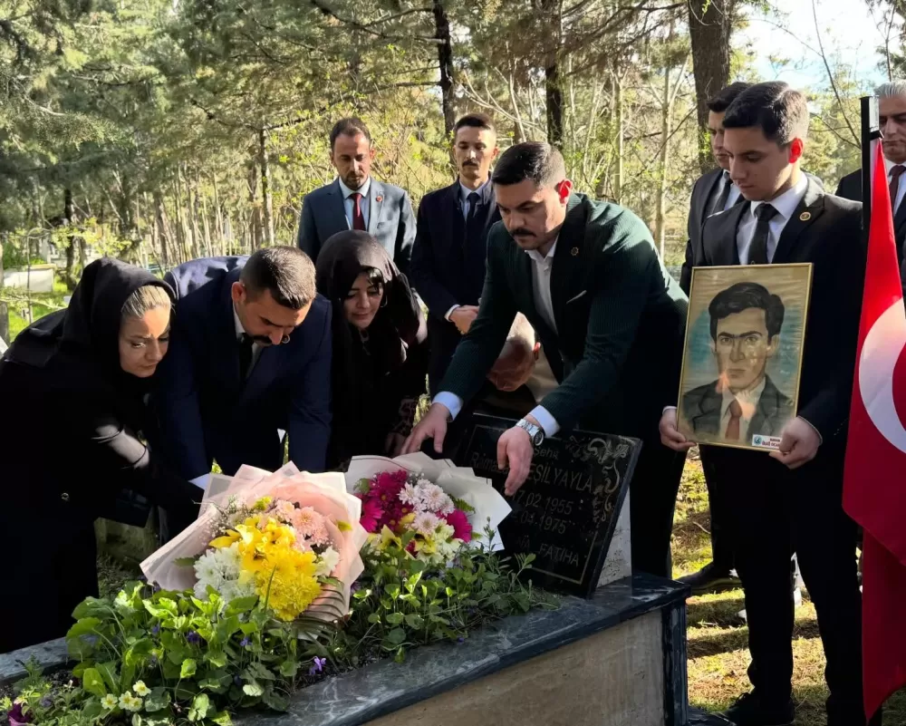 Ülkücü Şehit Ramazan Yeşilyayla unutulmadı! Sene-i devriyesinde kabri başında anıldı