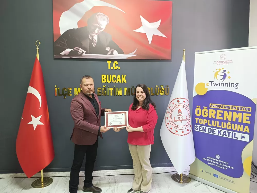 Bucak'ta Başarılı Öğretmenlere Belgeleri Verildi