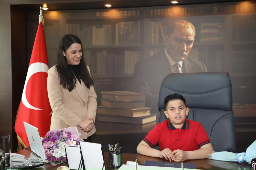 Bucak’ta 23 Nisan coşkusu Belediye Başkanlığı koltuğu çocuklarda