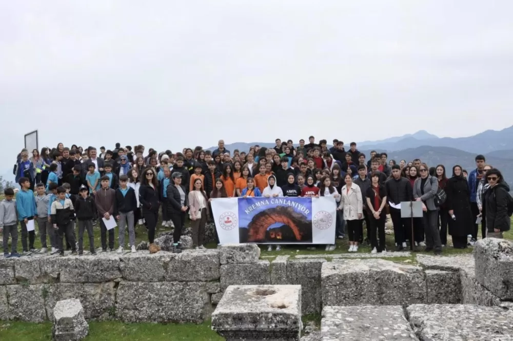 Bucaklı öğrenciler Kremna’da tarihe yolculuk yaptı