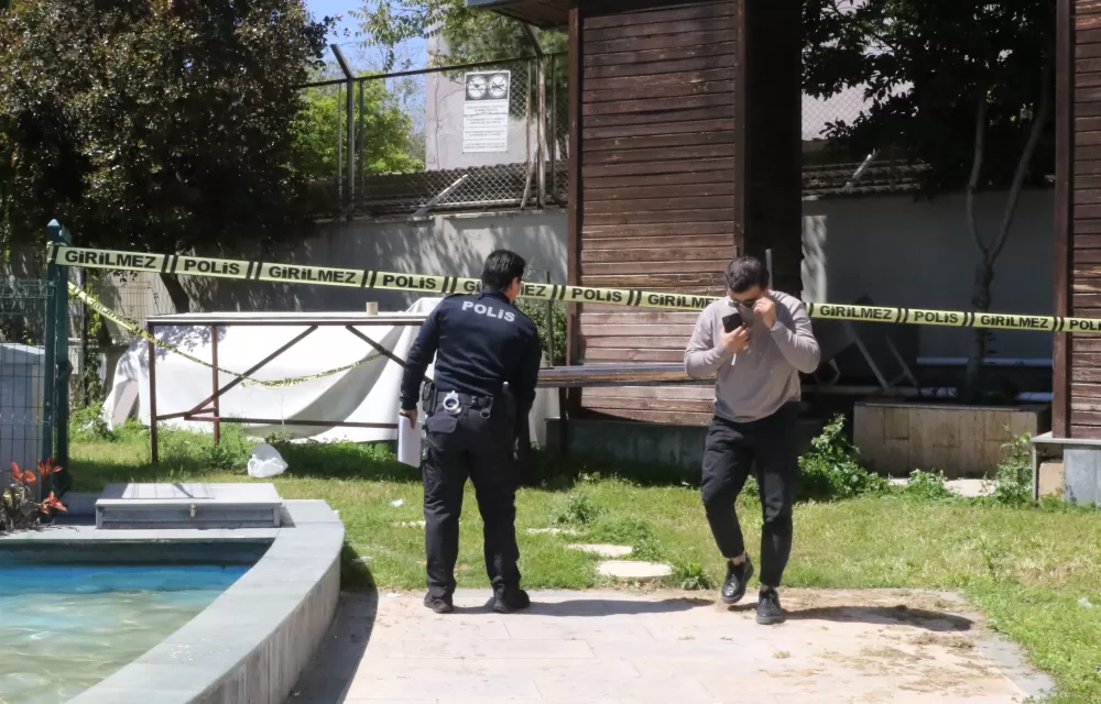  Antalya'da kötü kokudan şüphelenerek baktıkları reklam panosundan tanınmayacak halde ceset çıktı