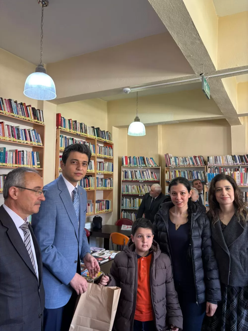 Kaymakam İbrahim Cem Deveci Kütüphaneler Haftası etkinliğinde kitap okudu