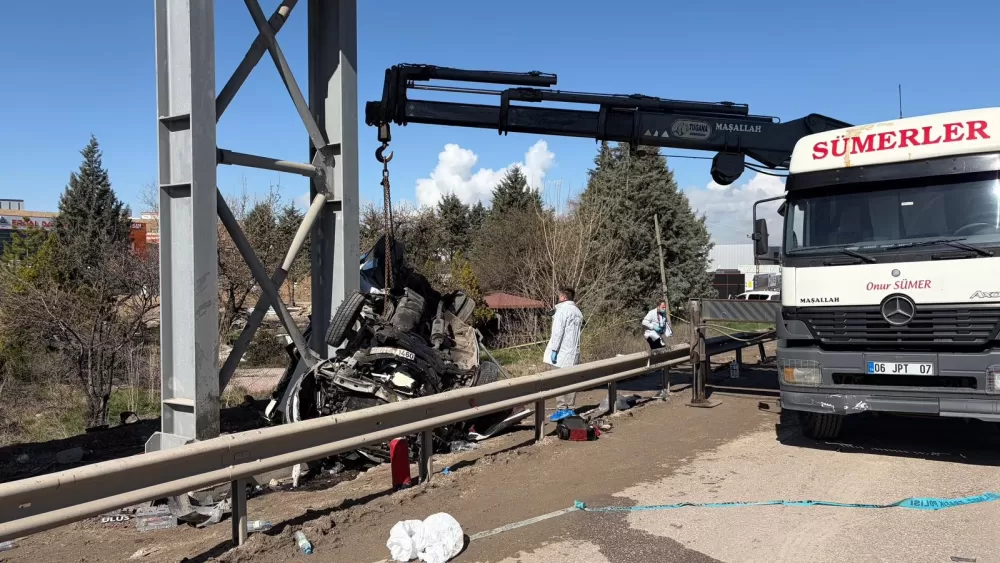 Ankara'da halk otobüsü köprü direğine çarptı 5 ölü 15 yaralı