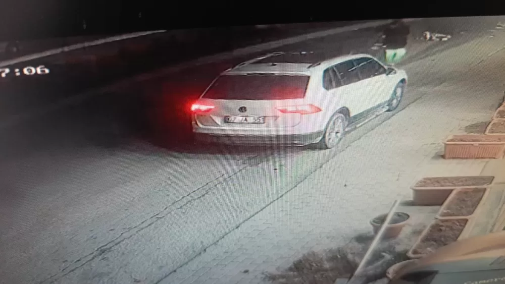 Otomobilin açılan kapısına çarpan elektrikli bisiklet sürücüsü metrelerce savurdu