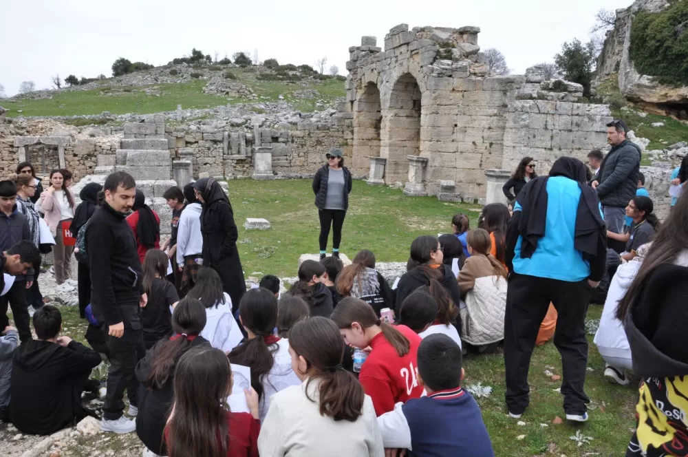Bucaklı öğrenciler Kremna’da tarihe yolculuk yaptı