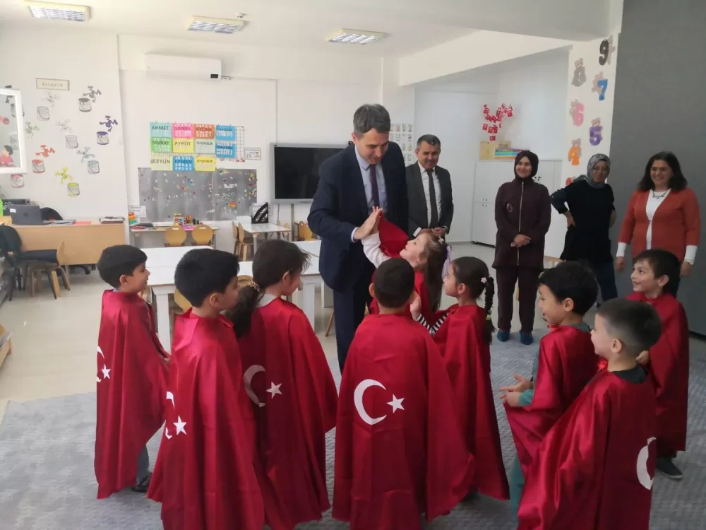 Kaymakam Kuruca Çamlıca İlkokulunu ziyaret ederek öğrencilerle buluştu