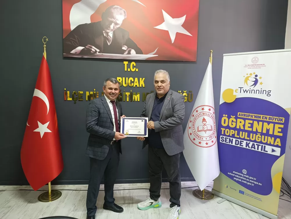 Bucak'ta Başarılı Öğretmenlere Belgeleri Verildi