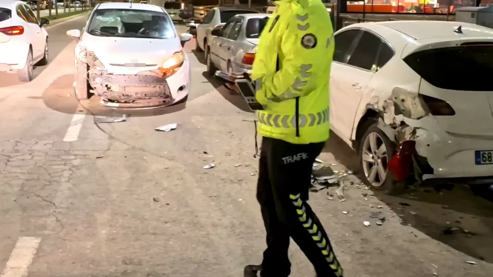 Aksaray’da alkollü 3 araca çarparak durdu 1 yaralı 