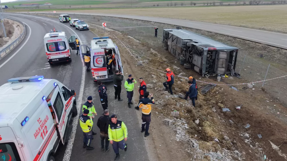  Ankara - Niğde Otoyolu Aksaray'da  otobüs şarampole devrildi can pazarı yaşandı 