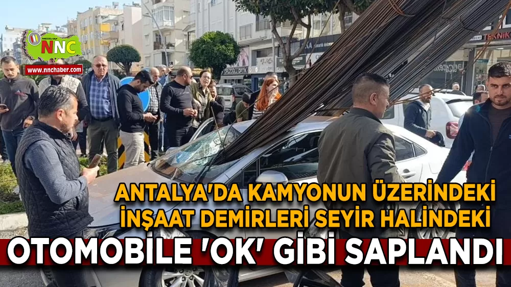 Antalya'da kamyonun üzerindeki inşaat demirleri seyir halindeki otomobile 'ok' gibi saplandı