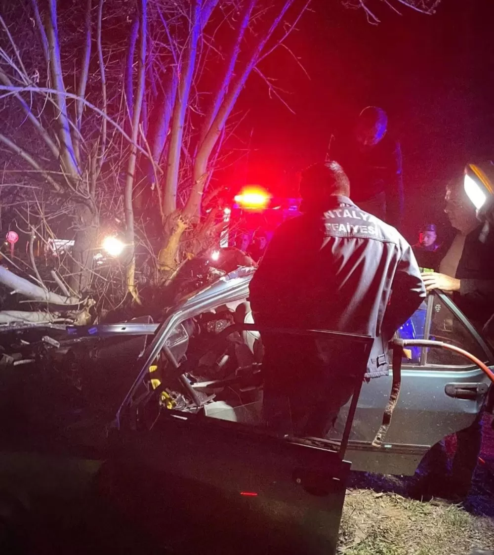 Korkuteli'nde otomobil ağaca çarptı 2 ölü 1 ağır yaralı