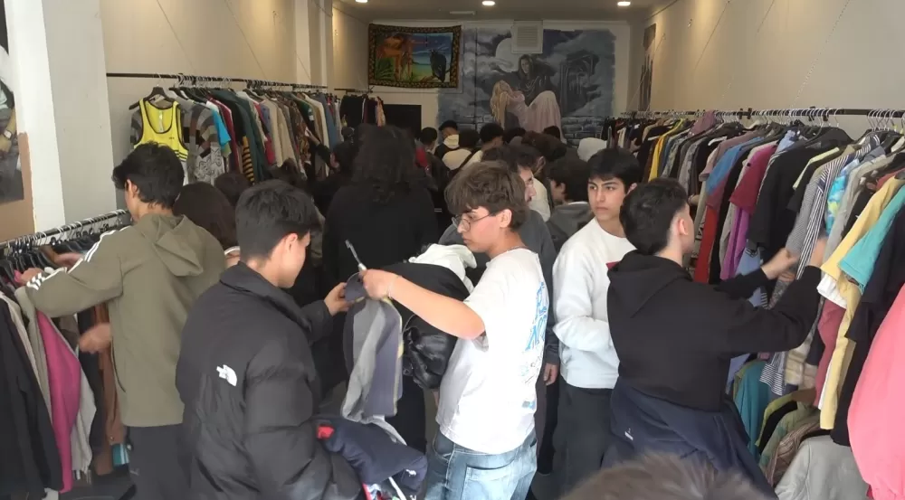 Antalya'da indirimli ikinci el giyim mağazası açılışı yoğun ilgi nedeniyle izdihama dönüştü