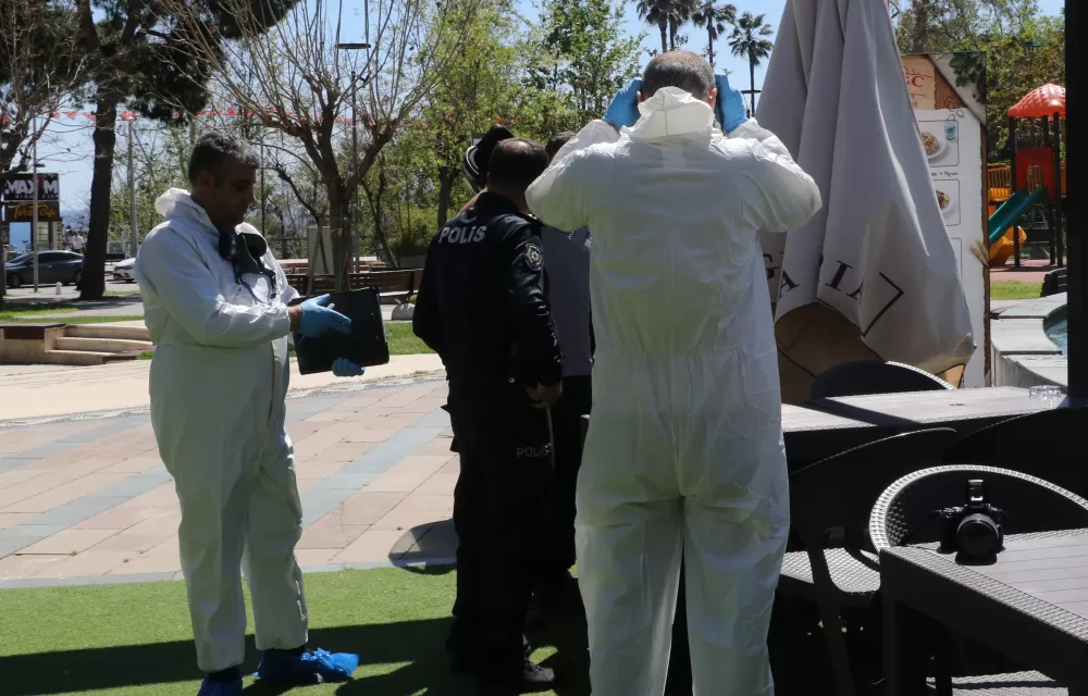  Antalya'da kötü kokudan şüphelenerek baktıkları reklam panosundan tanınmayacak halde ceset çıktı