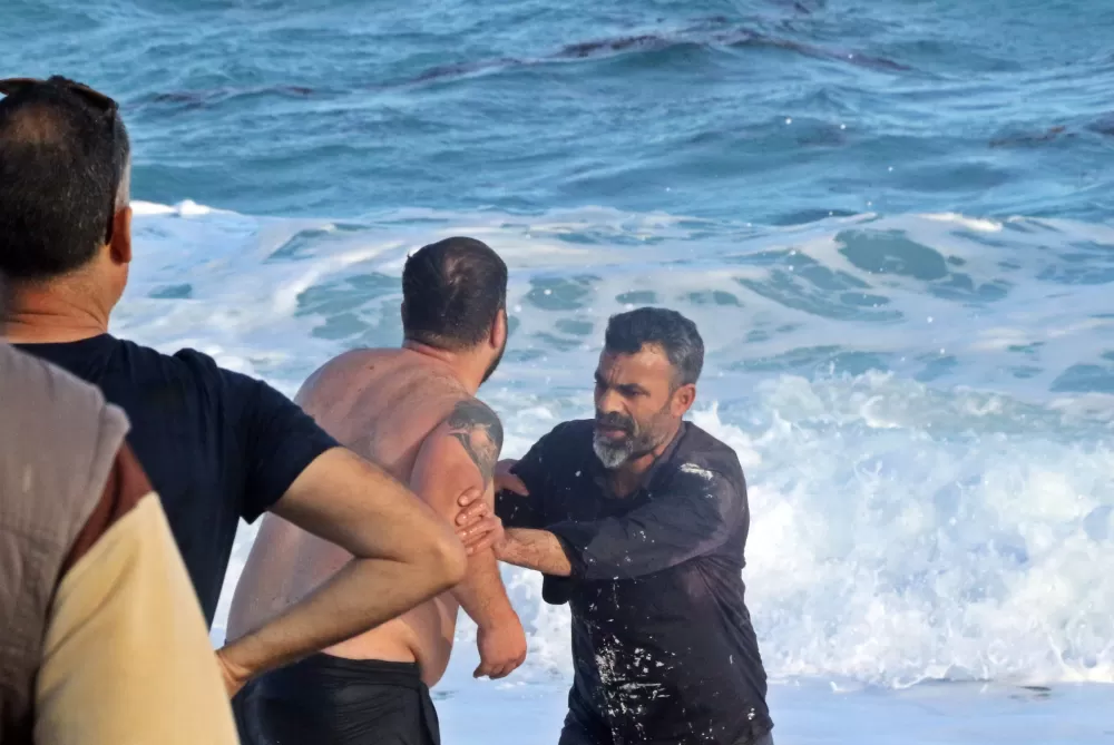 Konyaaltı Sahili’nde can pazarı Kardeşler kurtuldu, kuzen hayatını kaybetti