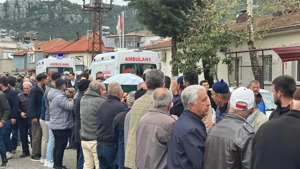 Bucak'taki kazada hayatını kaybeden tarım işçileri toprağa verildi