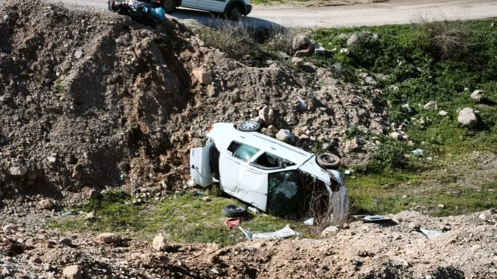 Denizli Çivril Dinar Yolunda Önce Emniyet şeridindeki kamyonete çarptı boş araziye uçtu 4 yaralı 