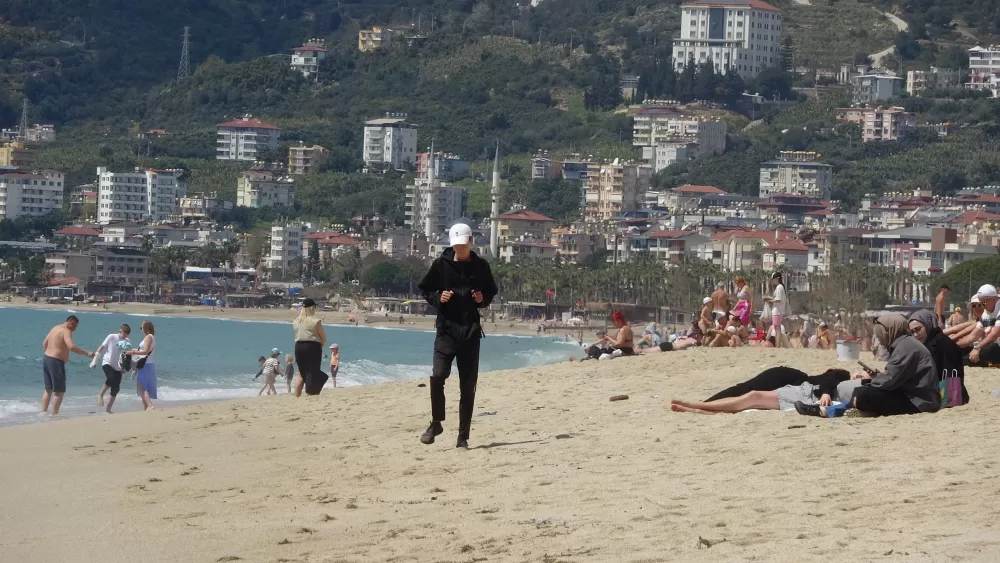 Alanya'da bahar havası! Hava sıcaklığı 21 dereceye çıktı, turistler sahile akın etti