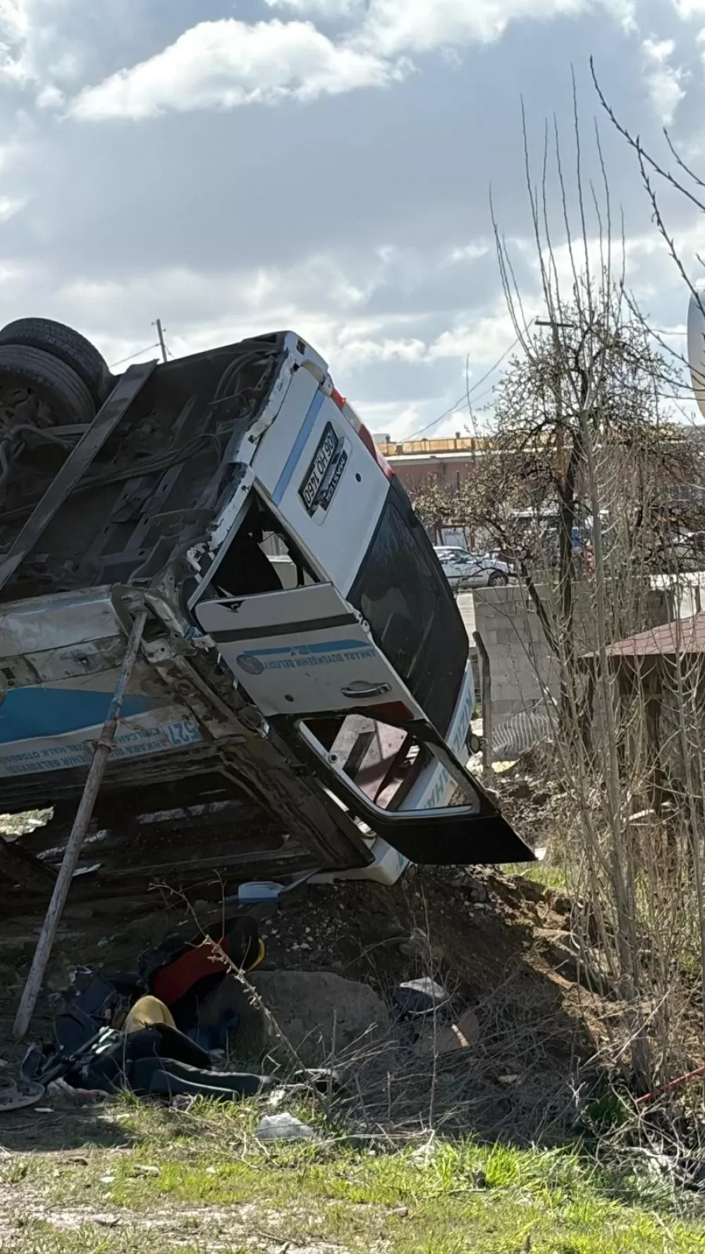 Ankara'da halk otobüsü köprü direğine çarptı 5 ölü 15 yaralı