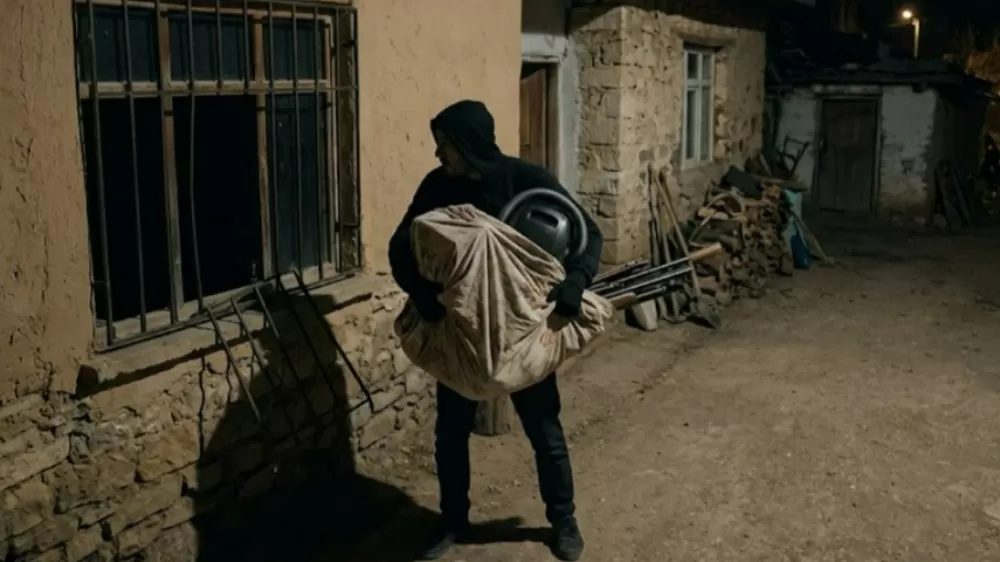 Elazığ'da Çaldıklarını Çarşafa Sarıp Kaçtı Tutuklandı