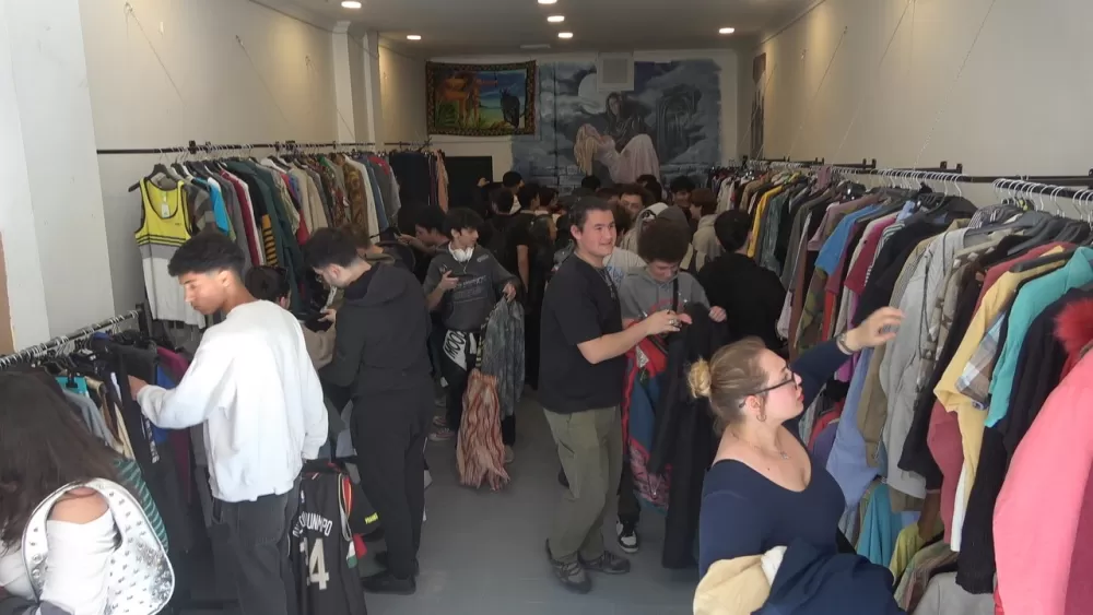Antalya'da indirimli ikinci el giyim mağazası açılışı yoğun ilgi nedeniyle izdihama dönüştü