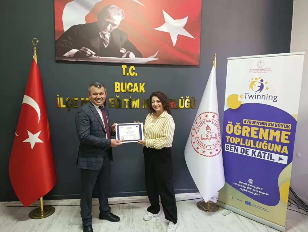 Bucak'ta Başarılı Öğretmenlere Belgeleri Verildi