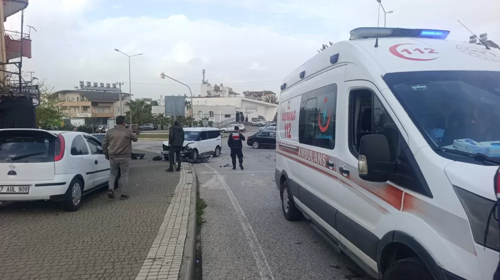 Antalya Manavgat'ta iki araç çarpıştı Otomobil sürücüsü yaralandı