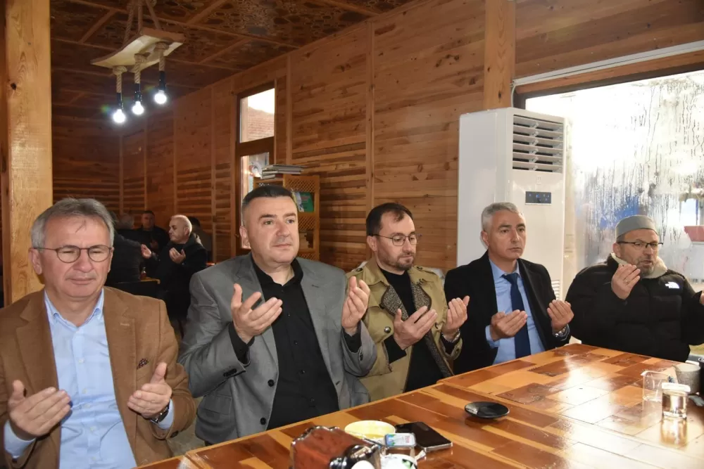 Bucaklı çiftçiler Konya Yolunda Eğirdir'de mola verdi! Başkan Özer sofrasını üreticiye açtı