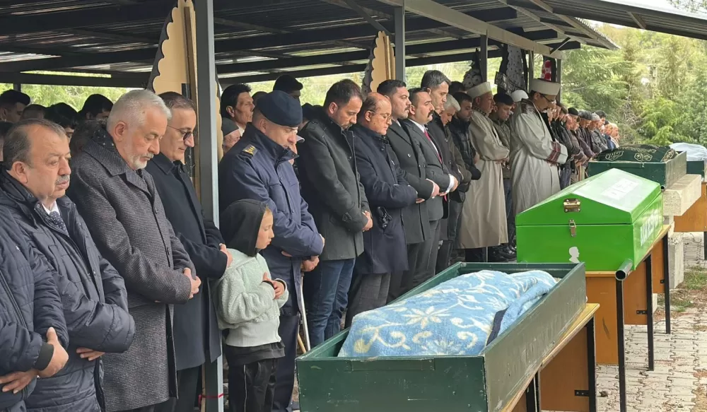 Bucak'taki kazada hayatını kaybeden tarım işçileri toprağa verildi