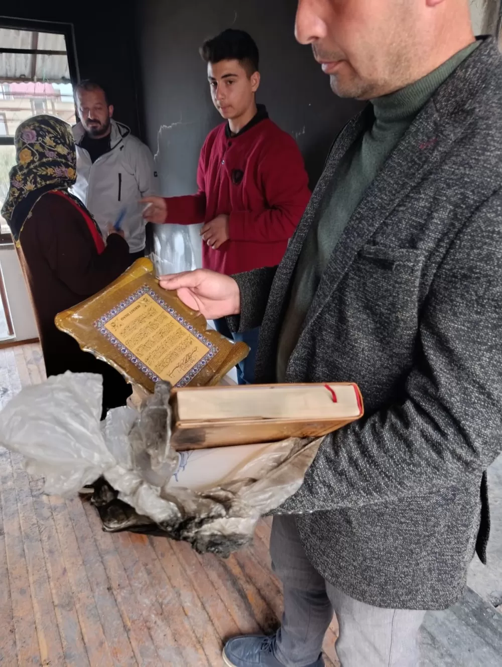 Antalya'da yangında ev kül oldu Kur'an-ı Kerim zarar görmedi