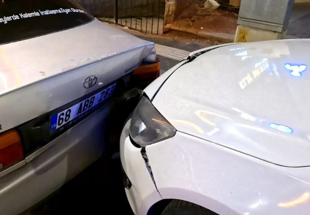 Aksaray’da alkollü 3 araca çarparak durdu 1 yaralı 