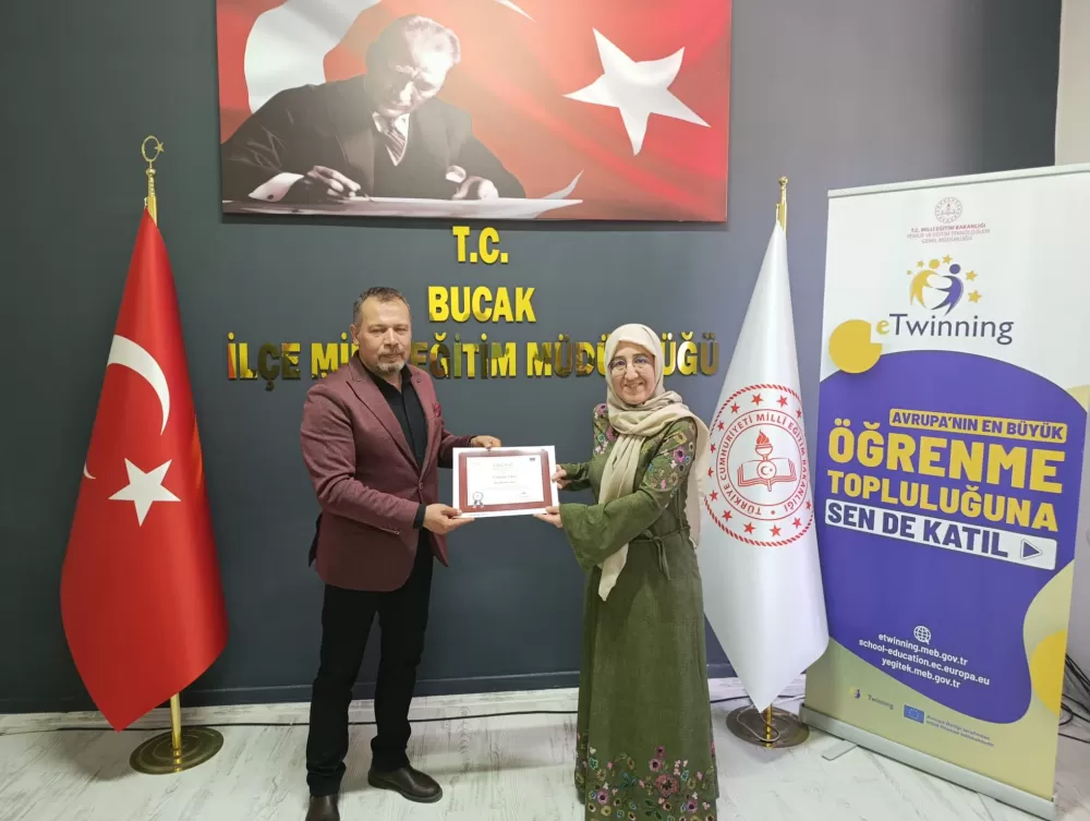 Bucak'ta Başarılı Öğretmenlere Belgeleri Verildi