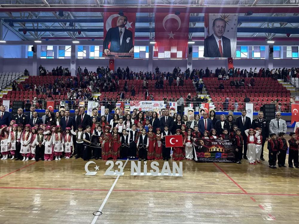 Burdur'da kutlamaya katılan minik kız hem ağladı hem oynadı