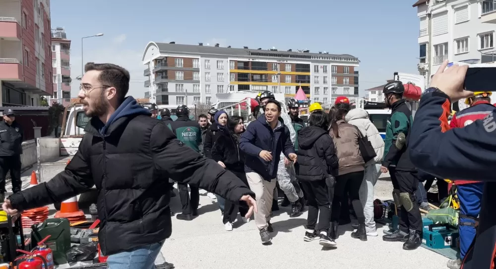 Burdur'da 5.7 büyüklüğündeki deprem tatbikatında gerçeği aratmayan görüntüler