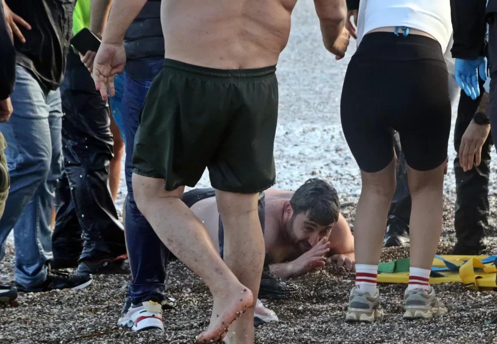 Konyaaltı Sahili’nde can pazarı Kardeşler kurtuldu, kuzen hayatını kaybetti