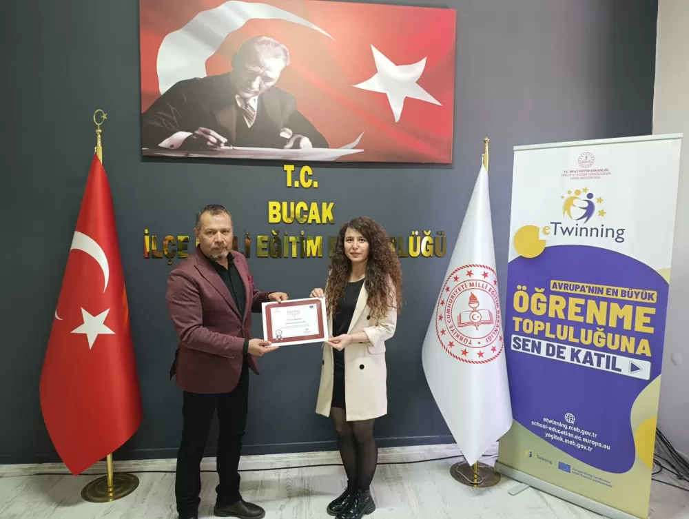 Bucak'ta Başarılı Öğretmenlere Belgeleri Verildi