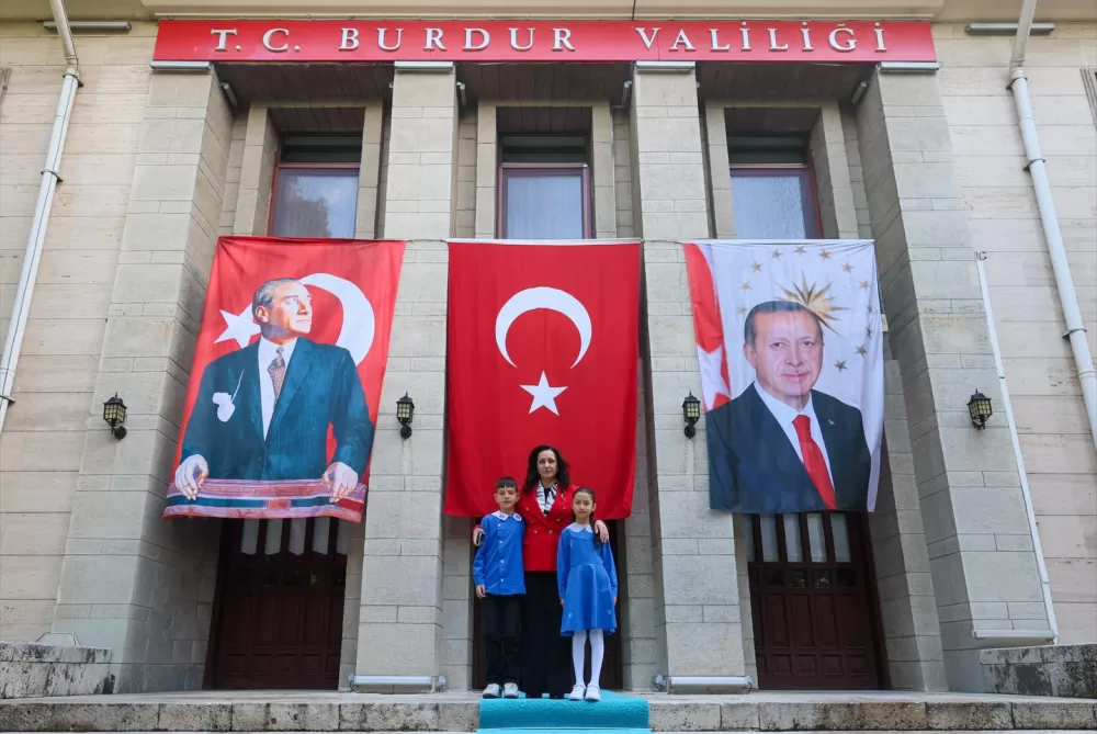 Burdur Valisi Bilgihan makamını minik Cemre'ye devretti