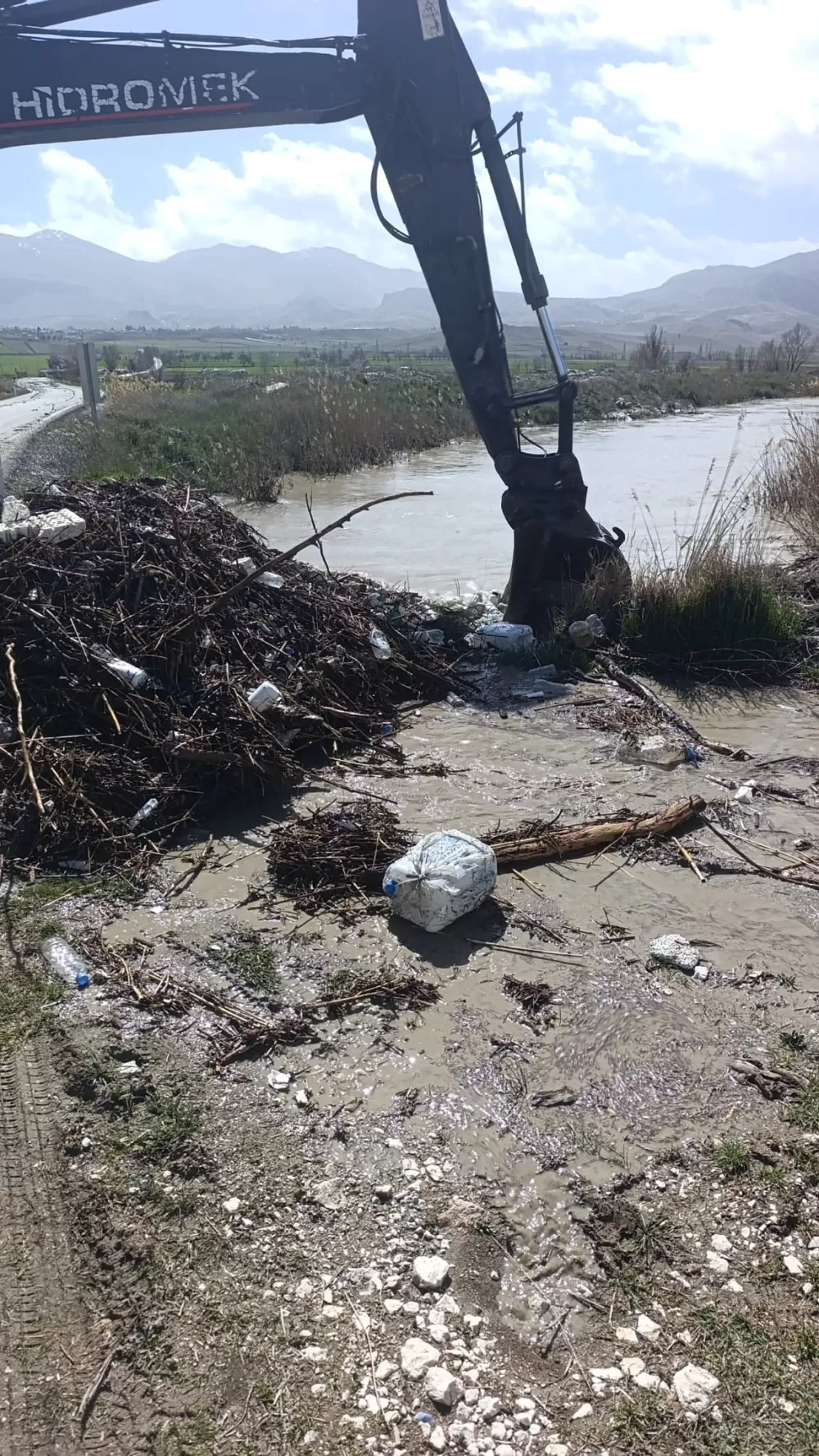 Karataş Gölü için seferberlik Taşkın ve tıkanıklıklara gece müdahalesi