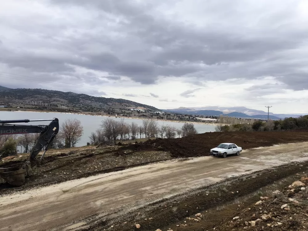 Tefenni Barajı kıyı şeridi yenileniyor Başkan Alagöz'den çevre kirliliği ve güvenlik uyarısı